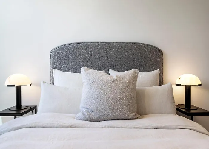 Luxuria Apartments - Collins House